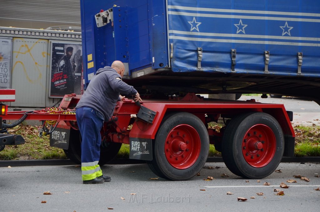 LKW verliert Auflieger Koeln Boltensternstr Pasteurstr P1983.JPG